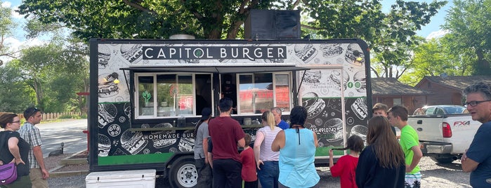 Capitol Burger is one of สถานที่ที่ eric ถูกใจ.