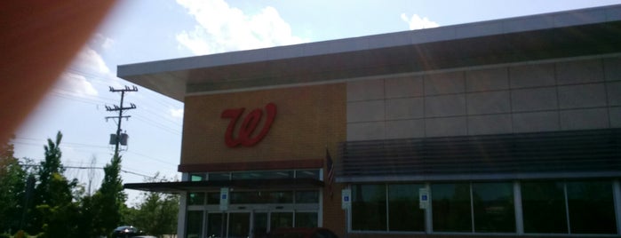 Walgreens is one of Tempat yang Disukai Bryan.