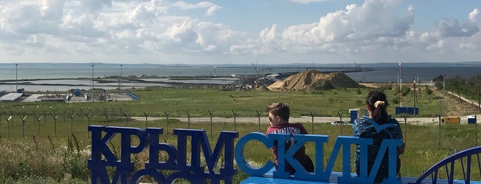 Памятник советским десантникам is one of Тамань.