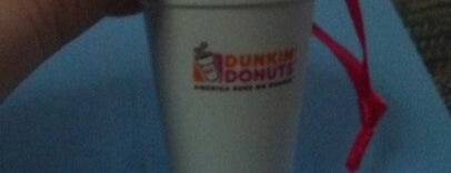 Dunkin' is one of Lugares favoritos de jenny.