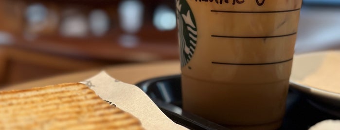 Starbucks is one of Locais curtidos por Vito.