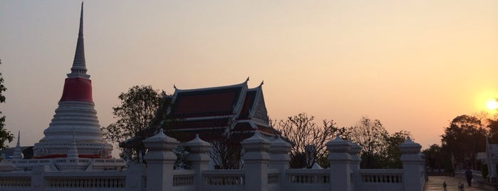 Wat Phra Samut Chedi is one of Tempat yang Disukai Yodpha.
