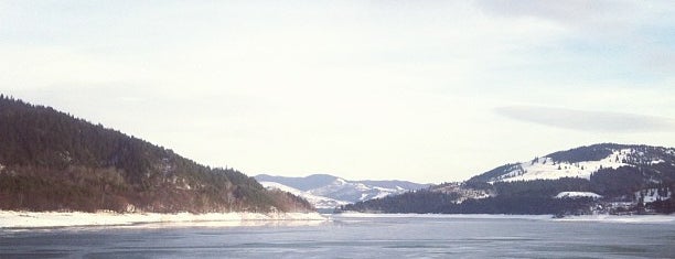 Lacul Izvorul Muntelui is one of Tempat yang Disukai Darius.