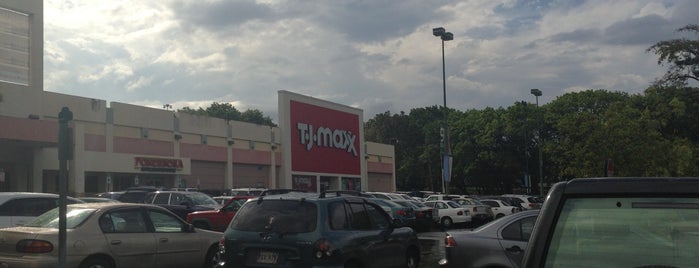 T.J. Maxx is one of Laurenさんのお気に入りスポット.