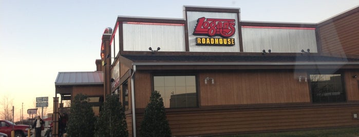 Logan's Roadhouse is one of สถานที่ที่ Mike ถูกใจ.