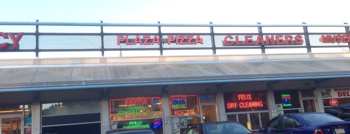 Plaza Pizza & Restaurant is one of สถานที่ที่ Tim ถูกใจ.