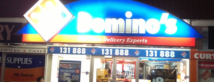 Domino's Pizza is one of Tempat yang Disukai Caitlin.