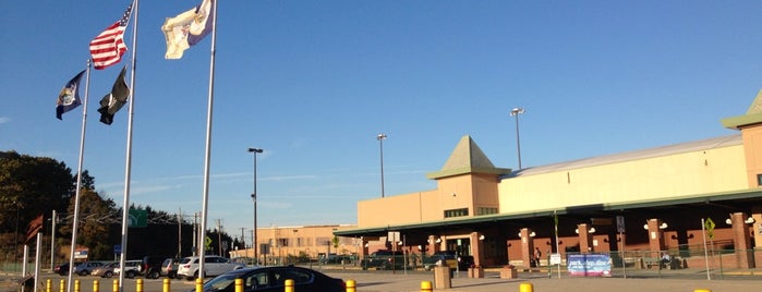 Stewart International Airport (SWF) is one of สถานที่ที่ Fernando ถูกใจ.