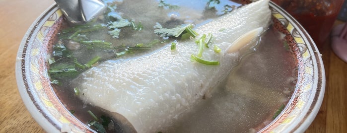 阿憨鹹粥 is one of 台南小吃.