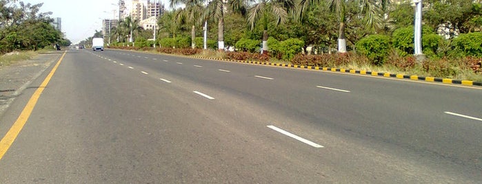 Palm Beach Road is one of Navi Mumbai Hangouts.