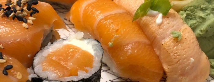 Sushi Central is one of Restaurantes Chinos en Abu Dhabi.