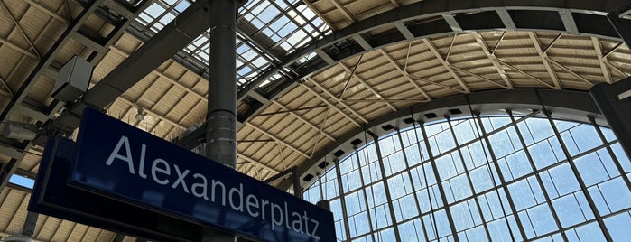 Bahnhof Berlin Alexanderplatz is one of Arbeit.