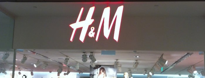 H&M is one of Locais curtidos por Kevin.