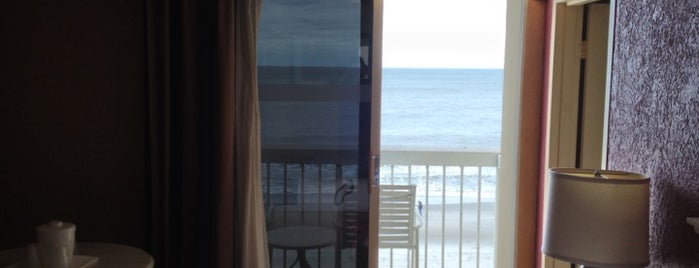 Holiday Inn Oceanfront at Surfside Beach is one of Tempat yang Disukai Brian.