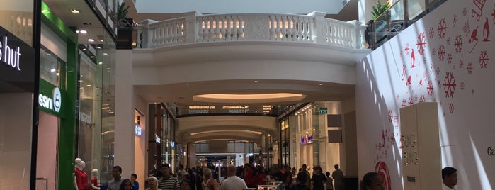 Mall of the Emirates is one of Waleed'in Beğendiği Mekanlar.