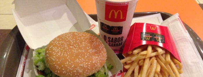 McDonald's is one of Lieux qui ont plu à Taynã.