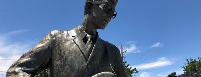 Buddy Holly Statue is one of Route 62 Roadtrip.
