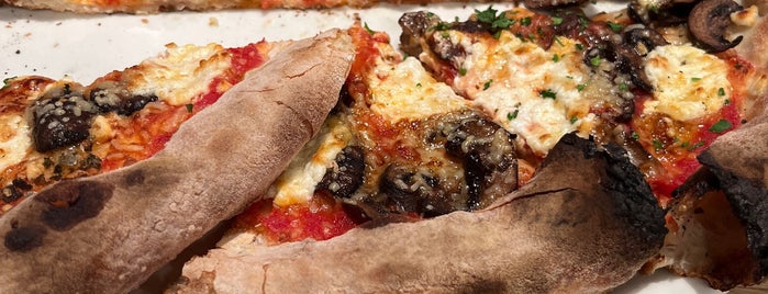 Ella's Wood-Fired Pizza is one of Lugares favoritos de Barbara.
