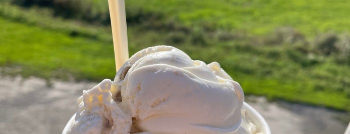 Round Top Ice Cream is one of Lugares guardados de Dana.
