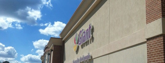 Giant is one of Tempat yang Disukai John.