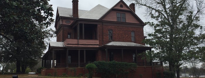 The Oaks Home Of Booker T Washington is one of Leadership Locations in Alabama.