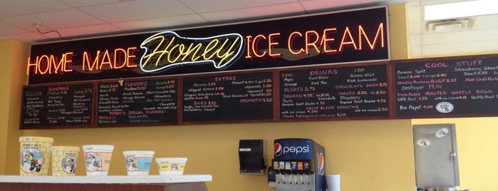 Honey Hut Ice Cream is one of Lieux qui ont plu à Christine.