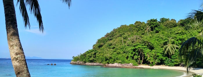 Tenggol Island Beach Resort is one of Tempat yang Disukai Tracy.