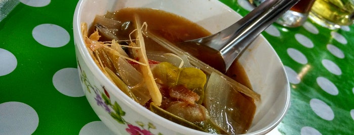 Rung Ruang Thai Food is one of Tracy 님이 좋아한 장소.