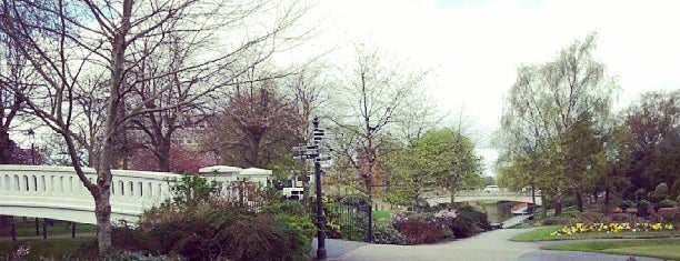 Victoria Park is one of Lugares favoritos de Carl.