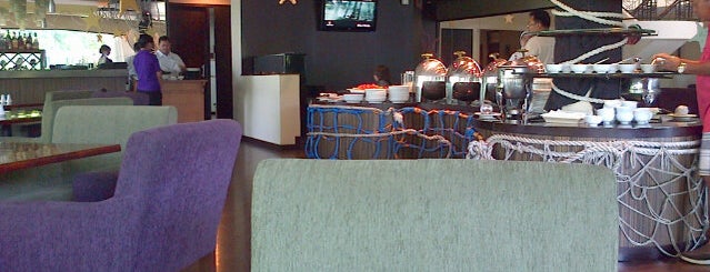 Cinnamon Asian Cafe anda Tea Lounge is one of Surabaya.