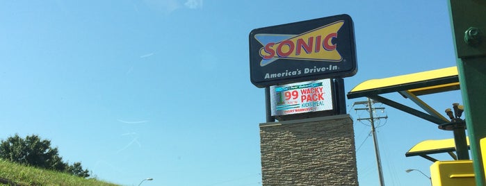 Sonic Drive In is one of สถานที่ที่ Vernon ถูกใจ.