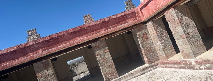 Patio de los Jaguares y Caracoles Emplumados is one of Monumentos.