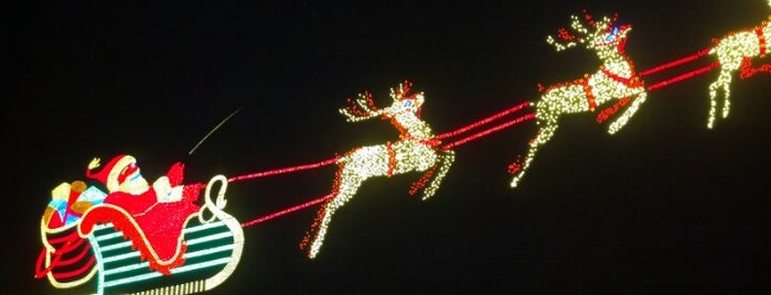 Santa and Reindeer Display is one of Lugares favoritos de Reneta.