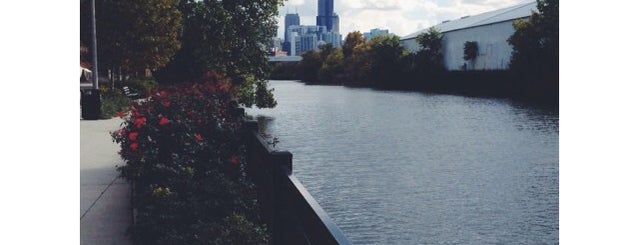 Riverwalk and Seating is one of Lieux qui ont plu à Andy.