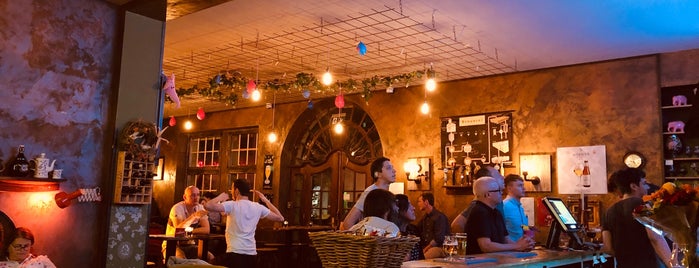 Delirium Café Köln is one of Orte, die David gefallen.