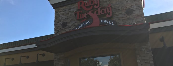Ruby Tuesday is one of Lugares favoritos de barbee.