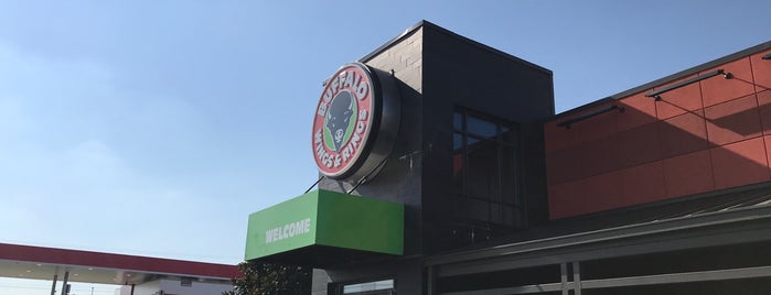 Buffalo Wings and Rings is one of Lieux qui ont plu à Leslie.