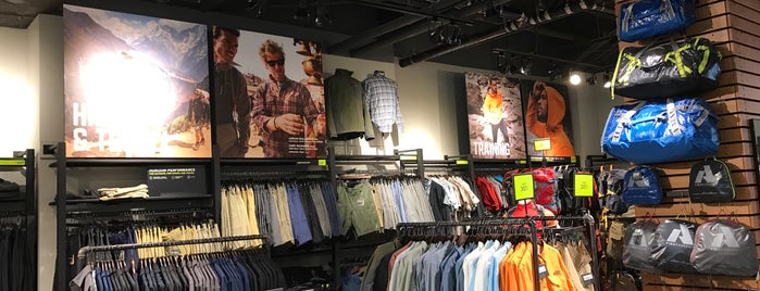 Eddie Bauer is one of Stephen'in Beğendiği Mekanlar.