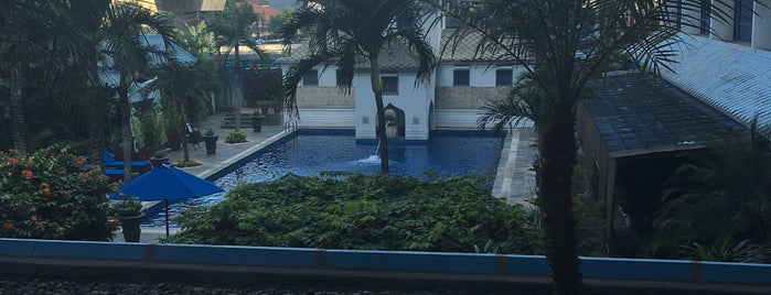 Swimming Pool at Le Méridien Jakarta is one of Tempat yang Disukai marizka.