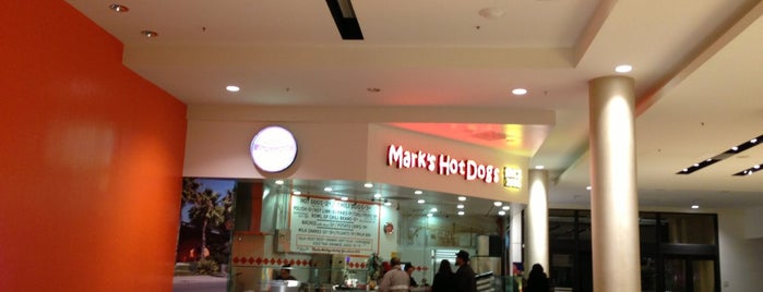 Mark's Hot Dogs is one of Locais salvos de Lucia.