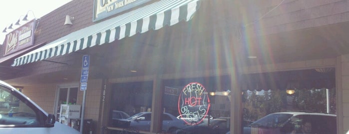 Uncle Harry's Bagelry is one of Lugares favoritos de Kelsey.