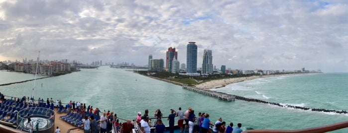 Carnival Splendor is one of สถานที่ที่ Pablo ถูกใจ.