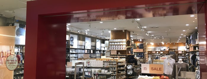 MUJI is one of Locais salvos de Caro.