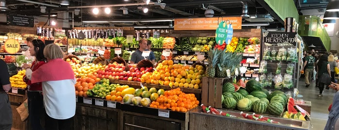 Whole Foods Market is one of Tempat yang Disukai Ceyda.