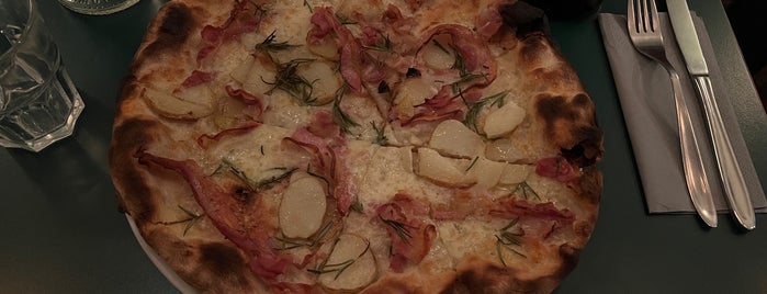 Pizzeria MaMeMi is one of Anna og Perrys mad-bucket list i København.
