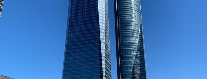 Torre de Cristal is one of Ruta Colorea Madrid por el Skyline de Madrid.