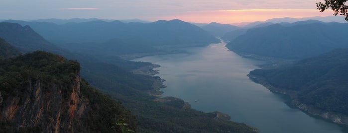 จุดชมพระอาทิตย์ขึ้น ผาแดงหลวง is one of ลำพูน, ลำปาง.