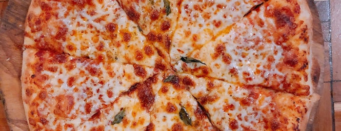 Yummy Pizza is one of Lugares favoritos de Jeffrey.