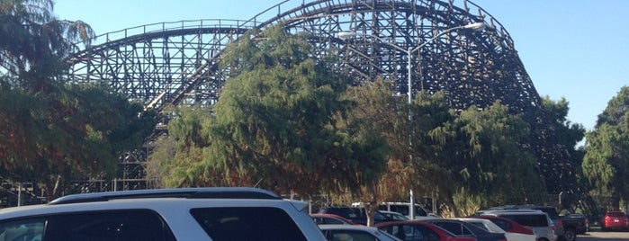Knott's Berry Farm 3 Hour Parking is one of Helenさんのお気に入りスポット.