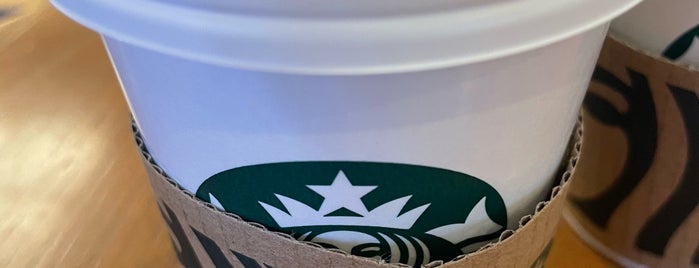 Starbucks is one of Esra : понравившиеся места.